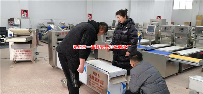双刀烩面机正在出烩面机